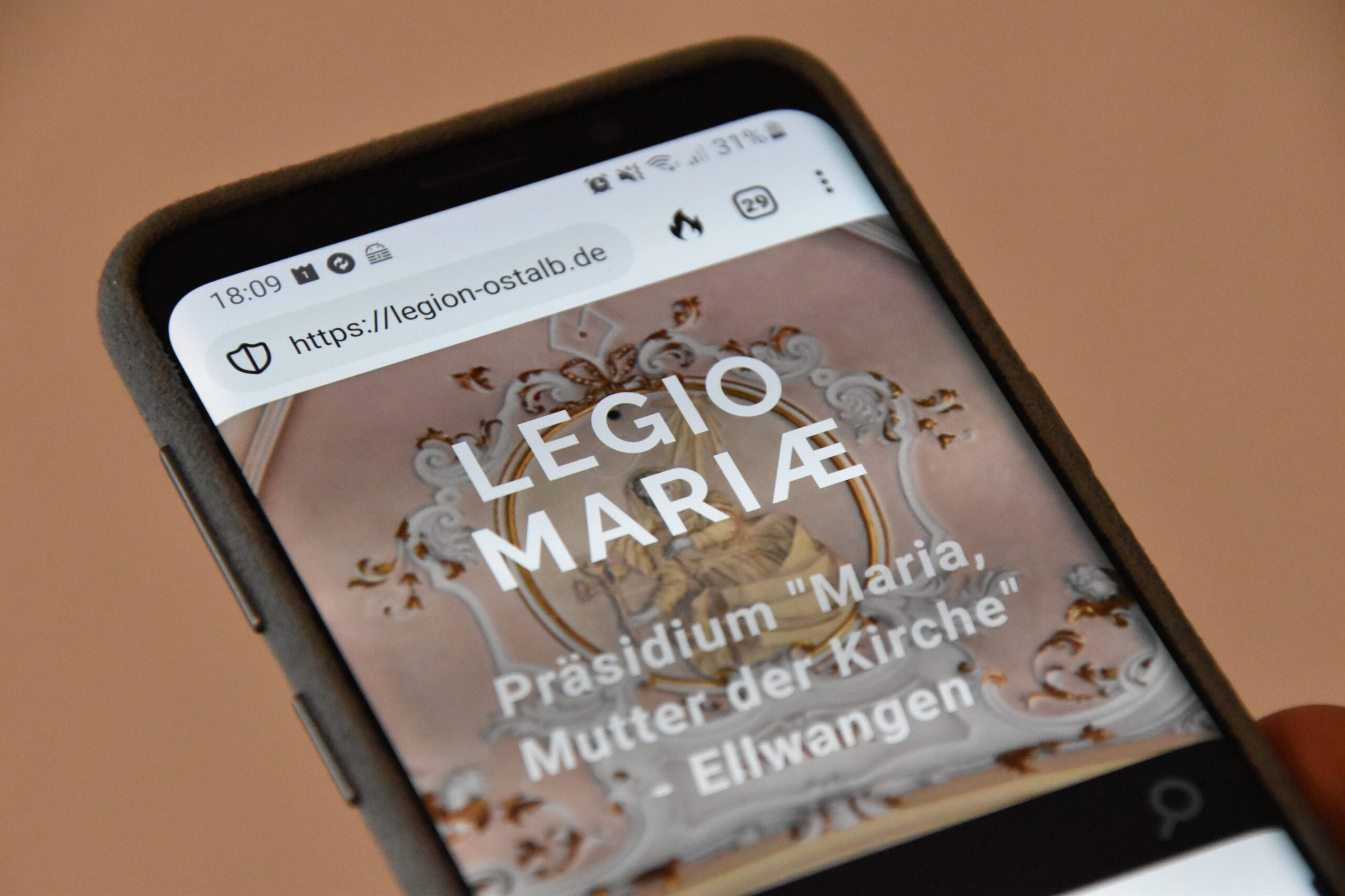 Smartphone mit Legio Ostalb Website